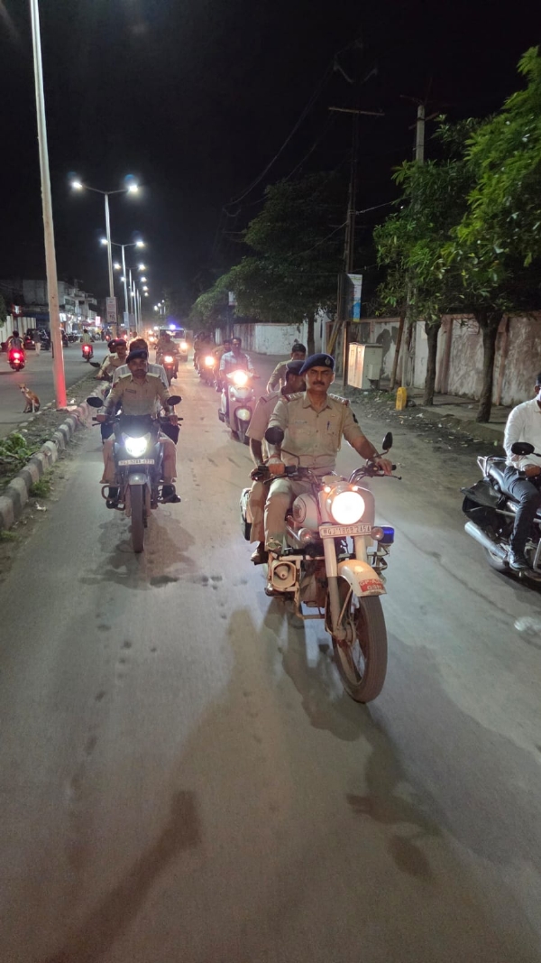 પોલીસ સ્ટાફ દ્વારા મોટર સાયકલ