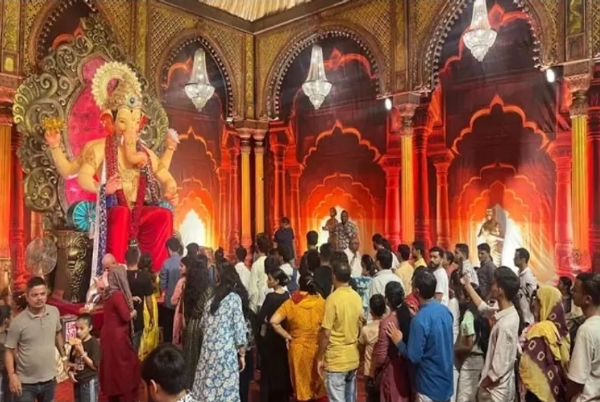 સુરતમાં લાલબાગના રાજાના વસ્ત્રો દર્શન માટે મૂકાયા
