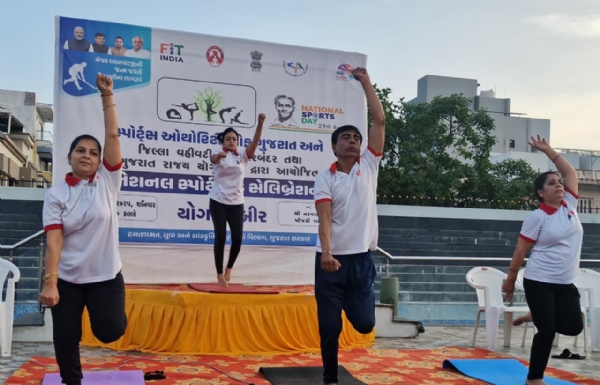 પોરબંદર ખાતે રાષ્ટ્રીય રમતગમત દિવસની ઉજવણી નિમિતે યોગ શિબિર યોજાઈ.