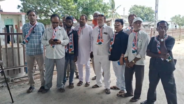 ઉદ્યોગનગરના રેલવે ફાટક મુદ્દે કોંગ્રેશનું રસ્તારોકો આંદોલન.
