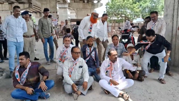 ઉદ્યોગનગરના રેલવે ફાટક મુદ્દે કોંગ્રેશનું રસ્તારોકો આંદોલન.