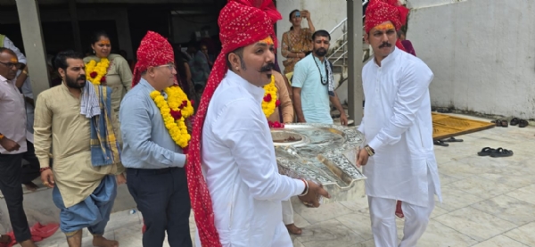Koteshvar ma 18 kilo chandi bhet