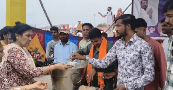 ભાવિકોને વિનામૂલ્યે પ્રસાદી વિતરણ