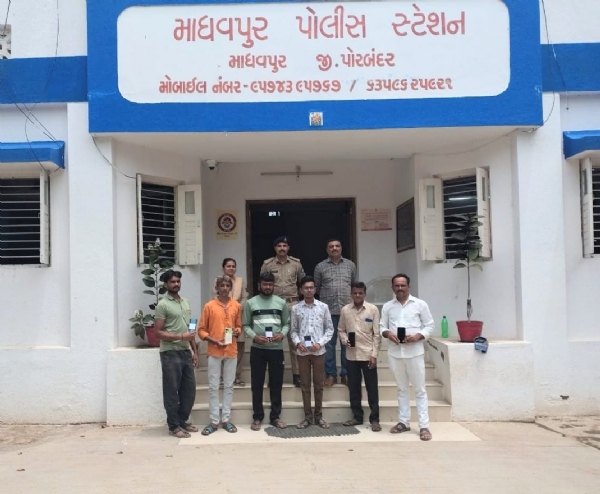 માધવપુર પોલીસ દ્વારા તેરા તુજકો અર્પણ કાર્યક્રમ યોજાયો.