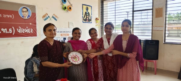 પોરબંદરની સરકારી આદર્શ નિવાસી કન્યા શાળા ખાતે કિશોરીઓને કાયદાકીય માર્ગદર્શન અપાયું.