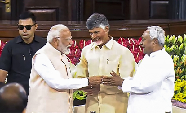 સાથી પક્ષના નેતાઓ સાથે પ્રધાનમંત્રી મોદી