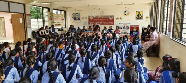 પોરબંદરની સરકારી આદર્શ નિવાસી કન્યા શાળા ખાતે કિશોરીઓને કાયદાકીય માર્ગદર્શન અપાયું.
