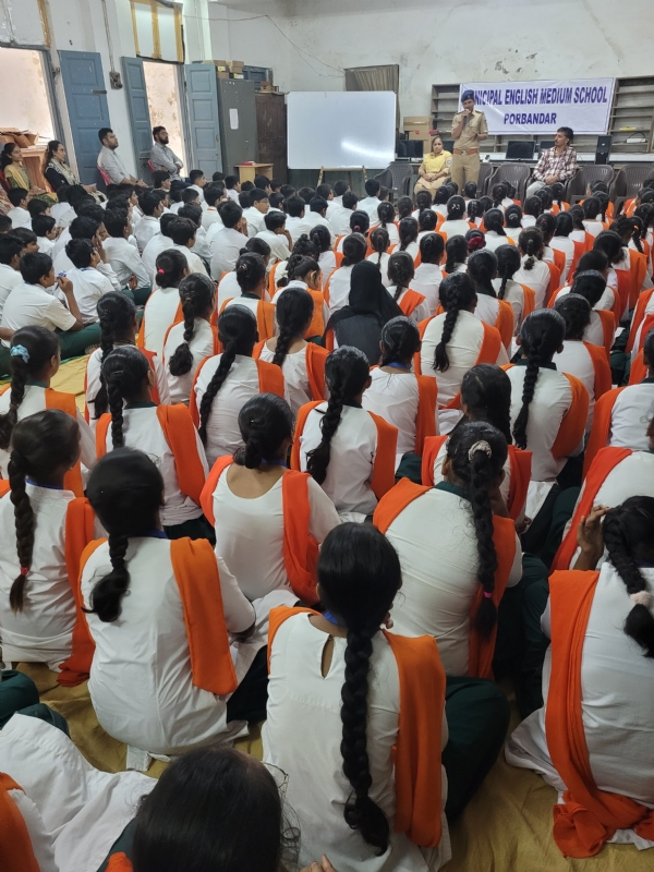પોરબંદરની એમ.ઈ.એમ. સ્કુલના વિદ્યાર્થીઓને કાયદા અંગે માર્ગદર્શન અપાયું.