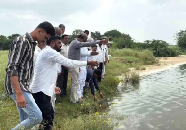 નર્મદા ડેમ ઓવરફ્લો થતા સરસ્વતી બેરેજમાં નવા નીરના વધામણા, કોંગ્રેસના આગેવાનોએ  શ્રીફળ વધેરી સ્વાગત કર્યું.