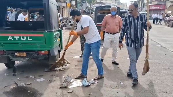 મનપા કમિશ્નર દ્વારા શહેરમાં સફાઈ અભિયાન હાથ ધરાયુ.