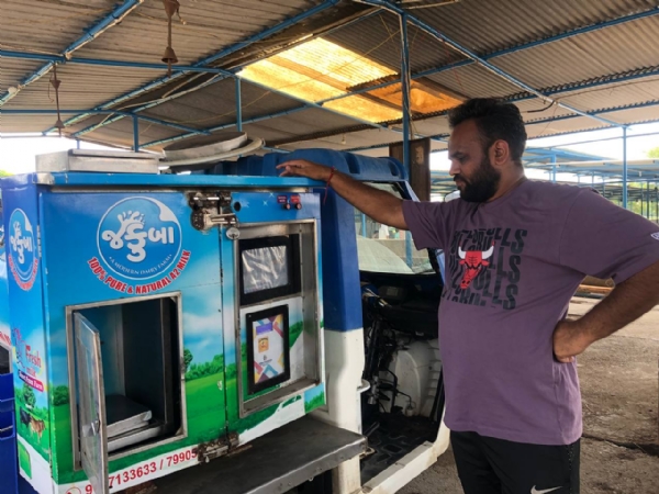 ઈનોવેટિવ દૂધ વિતરણ: ફતેહપુરાના અતિનભાઈનો ટેકનોલોજીથી ભરેલો મિલ્ક એટીએમ મોડલ