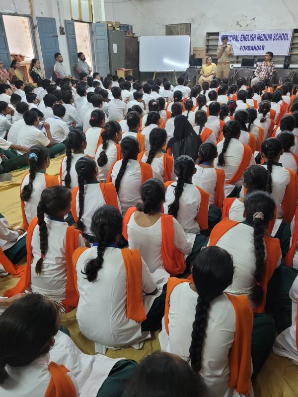 પોરબંદરની એમ.ઈ.એમ. સ્કુલના વિદ્યાર્થીઓને કાયદા અંગે માર્ગદર્શન અપાયું.