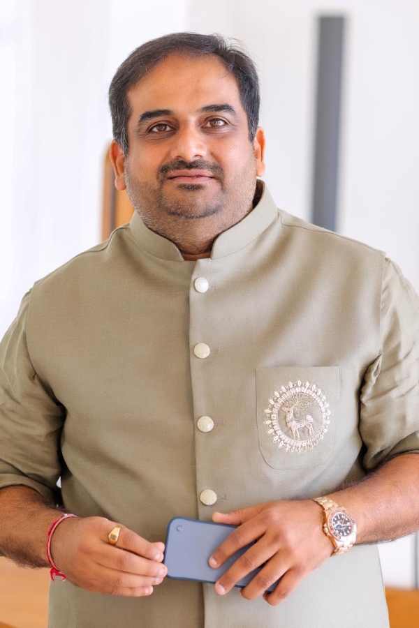ગંભીરા બ્રિજ પર લટકતા ટેન્કરને  પોરબંદરની કંપનીએ નીચે ઉતાર્યું.