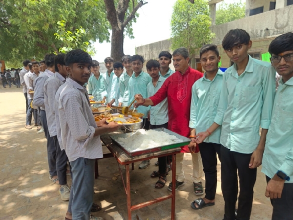 *Aravalli: Teachers at Sathamba High School served food to students on the occasion of Shravan month*