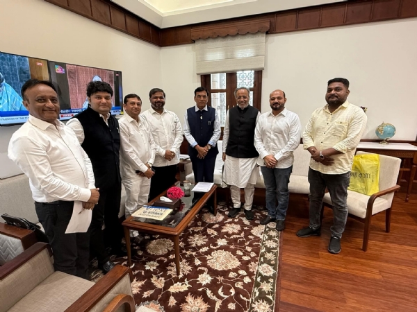 પોરબંદરના ધારાસભ્યએ દિલ્હી ખાતે વિવિધ કેન્દ્રીય મંત્રીઓ સાથે મુલાકાત કરી.