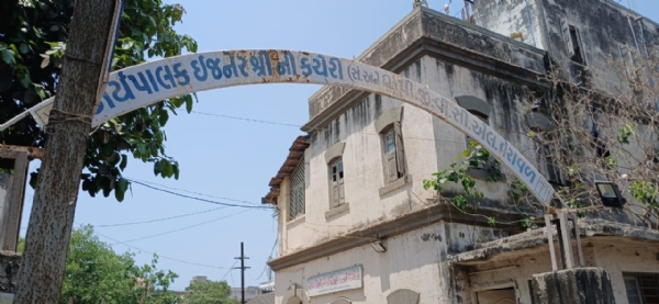 ગીર સોમનાથ  પીજીવીસીએલ રાજકોટ ના માર્ગ દર્શન તથા સીધી સૂચના થી વીજ ચેકિંગ ડ્રાઈવના અનુસંધાને ગીર સોમનાથ જિલ્લાની વિભાગીય કચેરી હેઠળ ના વેરાવળ, સુત્રાપાડા તથા તાલાલા તાલુકા ની પેટાવિભાગીય કચેરીઓ હેઠળના વિવિધ વિસ્તારોમાં એસ.આર.પી. સ્ટાફ તથા પોલીસ સ્ટાફના ચુસ્ત બંદોબસ્ત હેઠળ ઈજનેરોની કુલ ૨૫ જેટલી વીજચેકિંગ ટીમો દ્વારા વીજચેકિંગની કામગીરી કરવામાં આવી હતી. આ દરમિયાન રહેણાંક, વાણિજ્યિક, ખેતીવાડી વગેરે મળીને કુલ ૭૩૨ જેટલા વીજજોડાણો ચકાસવામાં આવ્યાં હતા, જે પૈકી ૨૦૯  વીજજોડાણોમાં જુદાજુદા પ્રકારની ગેરરીતિ માલૂમ પડતાં કુલ રૂ ૬૧.૦૨ લાખ ની દંડનીય આકારણીના બિલ ફટકારવામાં આવ્યાં હતા.   આગામી દિવસોમાં ચેકિંગની આ ઝુંબેશને વધુ વ્યાપક અને ગતિશીલ બનાવાશે તેવું વીજતંત્રના સૂત્રોએ જણાવ્યું છે. પીજીવીસીએલની આ કામગીરીને લીધે વીજચોરોમાં ફફડાટ વ્યાપી ગયો છે.  નીચે મુજબ ના ગામો વિસ્તારો માં વીજ ચેકીંગ થયેલ છે . આરબ ચોક, ત્રુક ચોરા, ભરકોટ, મોચી બાજર,ખારવા વડ,,ઝાલેશ્વર, મફતિયાપરા, પ્રજાપતિ સોસાયટી.,ટીંબડી, રંગપુર, પીપલવા, ગંગેથા, ભુવાવડા,સોલજ,રતિધર,રામપરા,મોરડિયા,ખેરા,જસાધાર,ભુવાટીંબી, ભીમદેવલ,અનિડા, ,ચાગીયા,બારૂલા,વાવડી (સુત્રા), વડોદરા (ઝાલા), ,સિંગસર,લોધવા,બરેવલા,રાખેજ,મટાણા,કંજોતર,ધામલેજ વિરપુર, બોરવાવ,ઘુંસિયા, ગાભા, ધર્મનવા,ઉમરેઠી, માલઝીંઢવા, સોનારીયા,મેઘપુર,બદલપારા,અજોઠા, ચમોડા, આંબલીયાળા,નવદ્રા,પાંડવા,ઈન્દ્રોઈ,ઈશ્વરીયા,ભેરાલા,મંડોર,, , મંડોરણા, આંકોલવાડી,રામપરા,મથાસૂરિયા,કોડીદરા, ,જશાધર,રામપારા,રતિધર,અનિદા,ભીમદેવલ,