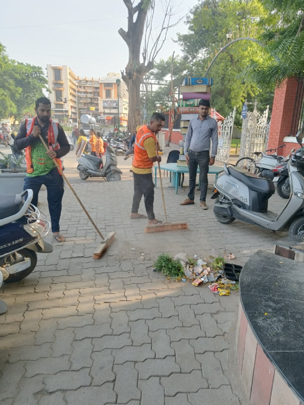 વડોદરા કોર્પોરેશન દ્વારા ડિવાઈડરની વિશેષ સફાઈ કામગીરી હાથ ધરવામાં આવી.
