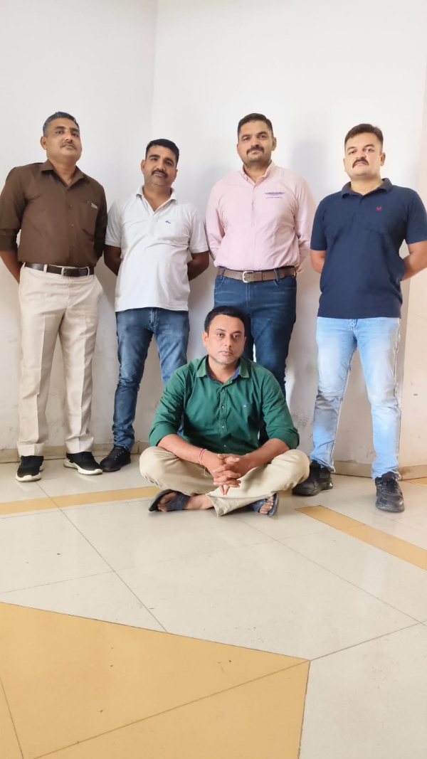 પેરોલ જમ્પ કરી ફરાર આરોપીને ઝડપી પાડતી પોરબંદર પેરોલ ફર્લો સ્કોડ.