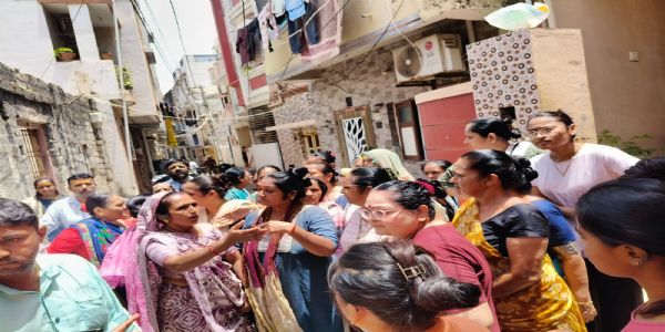 કોરીડોર વિરોધમાં હજુ યે મિલકત ધારક મહિલાઓએ આજે પણ, પ્રભાસની પોત પોતાની શેરીઓમાં સુત્રોચ્ચાર કર્યા હતા