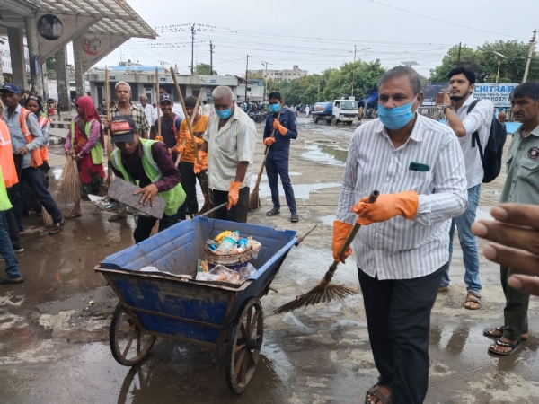 પોરબંદરના એસ.ટી બસ સ્ટેન્ડ ખાતે સ્વચ્છતા અભિયાન હાથ ધરાયું.