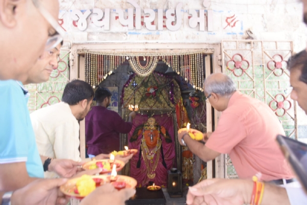 પોરબંદરના સ્થાપના દિવસ અંતર્ગત પોરાઈ માતાજીના મંદિરે મહા આરતીનો કાર્યક્રમ યોજાયો.