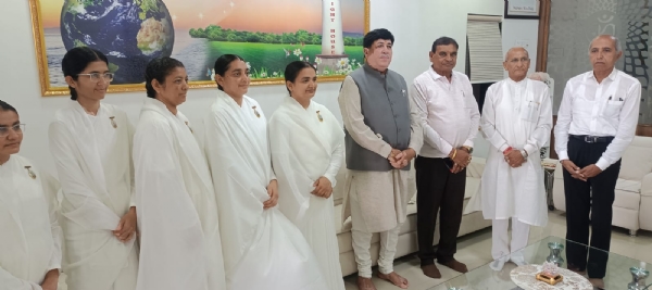 અમરેલીમાં રક્ષાબંધન નિમિત્તે બ્રહ્મકુમારી બહેનો દ્વારા રાખડી બાંધણી અને આશીર્વાદ વિધિ
