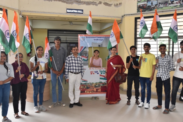 કોમર્સ કોલેજ ખાતે વિદ્યાર્થીઓ દ્વારા ઘરે ઘરે તિરંગો સન્માન ભેર લહેરાવા નગરજનોને અનુરોધ કરવામાં આવ્યો