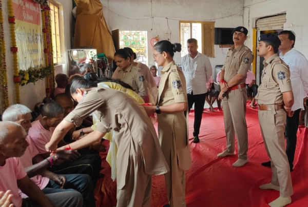 દિવ્યાંગોને રાખડી બાંધી