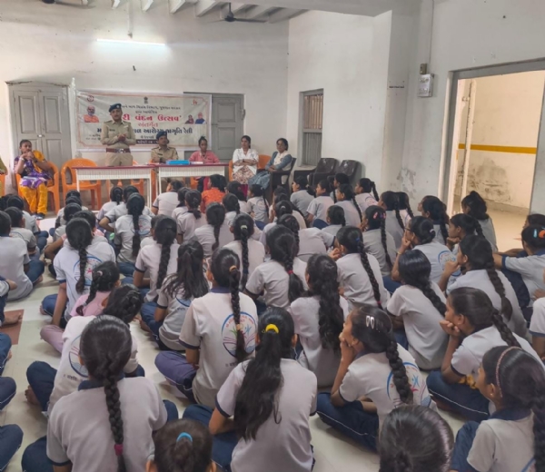 પોરબંદર મહિલા પોલીસ દ્વાર અવેરનેશ સેમિનાર સાથે  રક્ષાબંધનની ઉજવણી કરી.