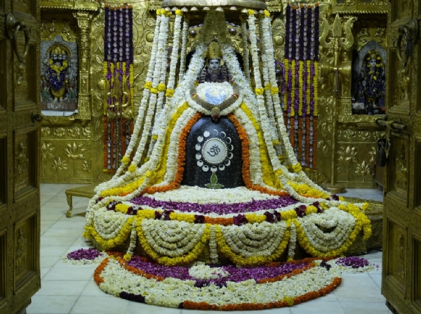 સોમનાથ મહાદેવને ચંદ્ર દર્શન શૃંગાર કરવામાં