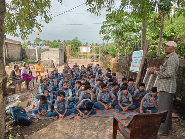 ઠોયાણા ગામે ખેડૂતો અને વિદ્યાર્થીઓને ગાય આધારિત ખેતી અંગે માર્ગદર્શન અપાયું.
