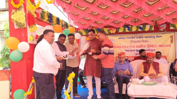 પંચમહાલ જિલ્લાની વંદના વિદ્યાલય ખાતે આપણું વિદ્યાલય આપણું સ્વાભિમાન કાર્યક્રમમાં ગુજરાત ના શિક્ષણમંત્રી કુબેરભાઈ ડિંડોર સાહેબની ઉપસ્થિતિ માં વિદ્યાર્થીઓ,શિક્ષકો અને વાલીઓ એ સંકલ્પ લીધો -૧