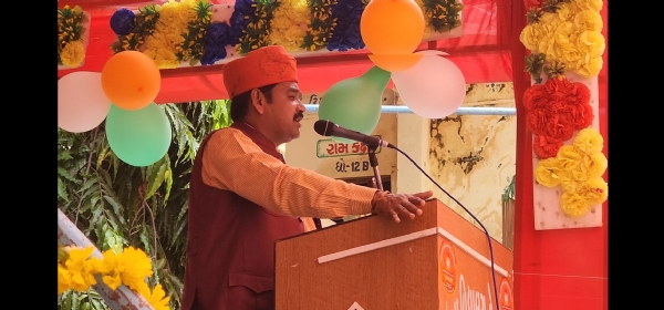 પંચમહાલ જિલ્લાની વંદના વિદ્યાલય ખાતે આપણું વિદ્યાલય આપણું સ્વાભિમાન કાર્યક્રમમાં ગુજરાત ના શિક્ષણમંત્રી કુબેરભાઈ ડિંડોર સાહેબની ઉપસ્થિતિ માં વિદ્યાર્થીઓ,શિક્ષકો અને વાલીઓ એ સંકલ્પ લીધો-૫