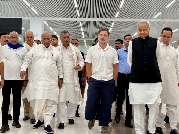 પટણા એરપોર્ટ પર રાહુલ ગાંધી સાથે અન્ય નેતાઓ