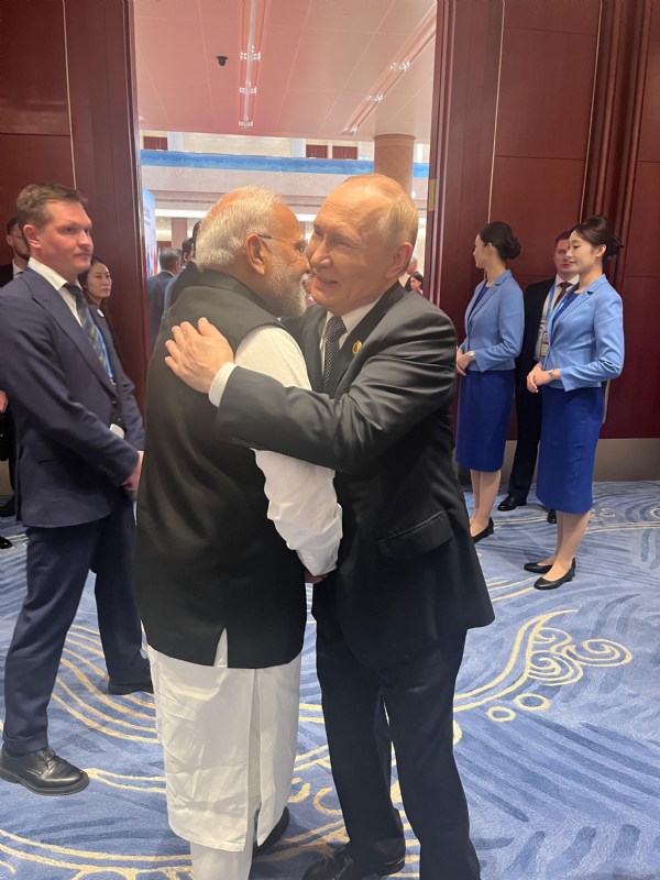 મોદીએ પુતિનને ગળે લગાવ્યા