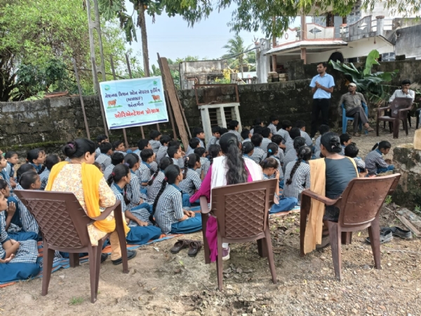ઠોયાણા ગામે ખેડૂતો અને વિદ્યાર્થીઓને ગાય આધારિત ખેતી અંગે માર્ગદર્શન અપાયું.
