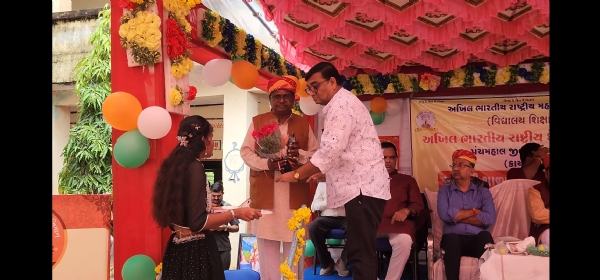 પંચમહાલ જિલ્લાની વંદના વિદ્યાલય ખાતે આપણું વિદ્યાલય આપણું સ્વાભિમાન કાર્યક્રમમાં ગુજરાત ના શિક્ષણમંત્રી કુબેરભાઈ ડિંડોર સાહેબની ઉપસ્થિતિ માં વિદ્યાર્થીઓ,શિક્ષકો અને વાલીઓ એ સંકલ્પ લીધો-૨