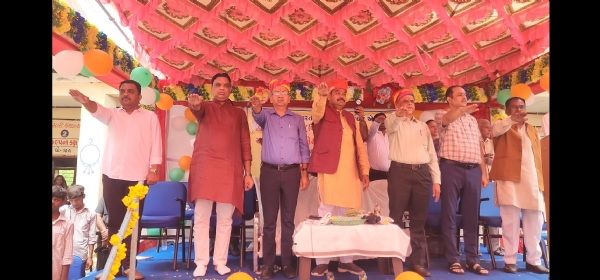 પંચમહાલ જિલ્લાની વંદના વિદ્યાલય ખાતે આપણું વિદ્યાલય આપણું સ્વાભિમાન કાર્યક્રમમાં ગુજરાત ના શિક્ષણમંત્રી કુબેરભાઈ ડિંડોર સાહેબની ઉપસ્થિતિ માં વિદ્યાર્થીઓ,શિક્ષકો અને વાલીઓ એ સંકલ્પ લીધો -૩