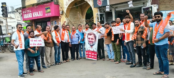 પી.એમ.મોદી વિરુદ્ધ ટીપ્પણી  કરવા પર પોરબંદર ભાજપનું વિરોધ પ્રદર્શન.