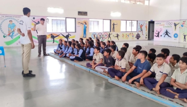 લાઠી પોલીસ દ્વારા SPC બાળકો માટે સમીક્ષા અને ઈનડોર ગેમ્સનું આયોજન