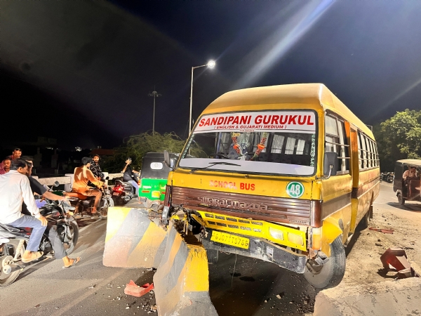 કર્લીપુલ નજીક સ્કૂલ બસ ડિવાઈડર સાથે અથડાઈ.