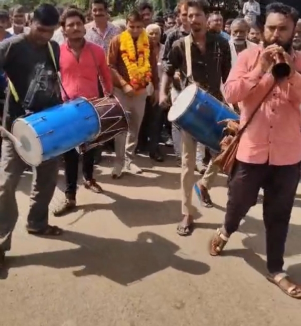 મૈયારી ગામે ઢોલ- શરણાઈ સાથે શિક્ષકનું અભિવાદન કર્યું.