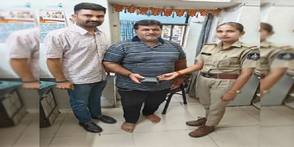 જામનગર પોલીસ કર્મચારીની પ્રમાણિકતા: ચાંદીના સિક્કા અને રોકડ સાથેનું પાકીટ તેના મૂળ માલિકને શોધીને પરત સોપ્યું