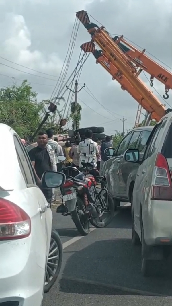 ટેન્કર સીધું કરવા 3 ક્રેનની મદદ લેવાઈ.