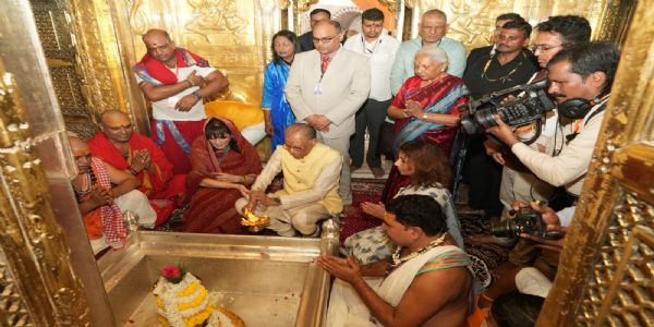 મોરેશિયસના પ્રધાનમંત્રી ડૉ. નવીનચંદ્ર રામગુલામે, શ્રી કાશી વિશ્વનાથ મંદિરની મુલાકાત લીધી