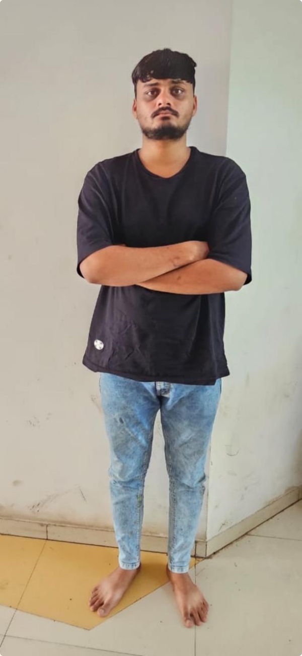 પ્રોહીબિશનના ગુન્હામાં ફરાર આરોપીને ઝડપી પાડતી પેરોલ ફર્લો સ્કોડ.