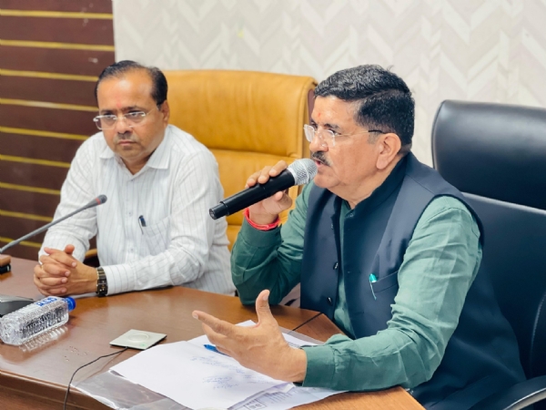 મહેસાણા કલેક્ટર કચેરીમાં સાંસદ ખેલ મહોત્સવ માટે અધિકારીઓ સાથે સમીક્ષા બેઠક