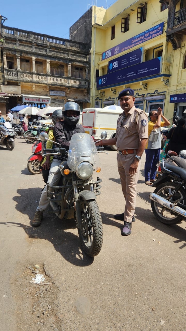 ટ્રાફિકના નિયમોનું પાલન કરનાર લોકો નું પોલીસે સન્માન કર્યું.