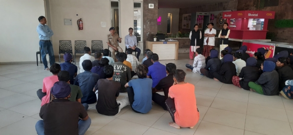 અમરેલીમાં સાયબર ક્રાઈમ જાગૃતિ : આઈસ્ક્રીમ ઉદ્યોગના વર્કરોને માર્ગદર્શન
