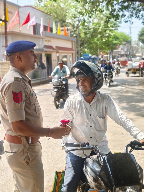 ટ્રાફિકના નિયમોનું પાલન કરનાર લોકો નું પોલીસે સન્માન કર્યું.